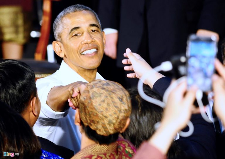 Tổng thống Obama bắt tay thanh niên ASEAN tại buổi giao lưu với đại biểu YSEALI chiều 7/9. Ảnh: C.T.
