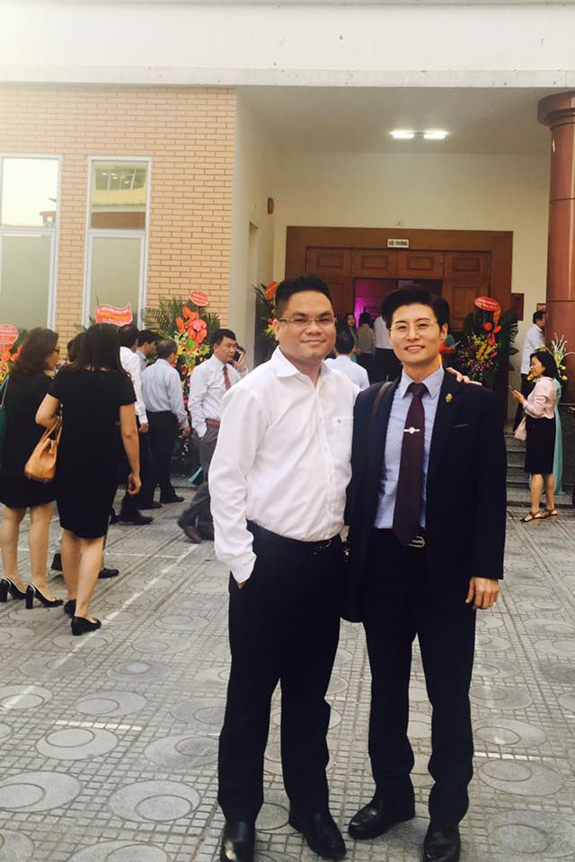Luật sư Hà cùng giáo viên nước ngoài tại Học Viện.