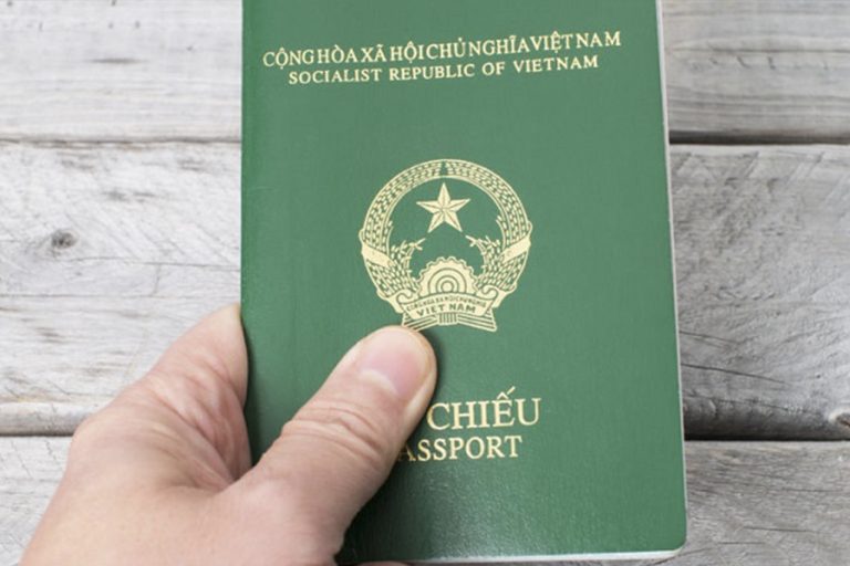 Thủ tục trẻ em cấp chung hộ chiếu với cha mẹ