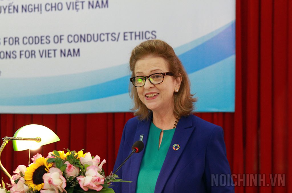 Bà Caitlin Wiesen - Trưởng đại diện thường trú Chương trình phát triển của Liên hợp quốc tại Việt Nam phát biểu tại Hội thảo