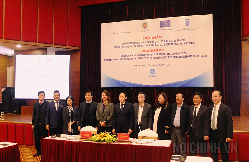 Luật sư Nguyễn Thanh Hà và các đại biểu tham dự hội thảo