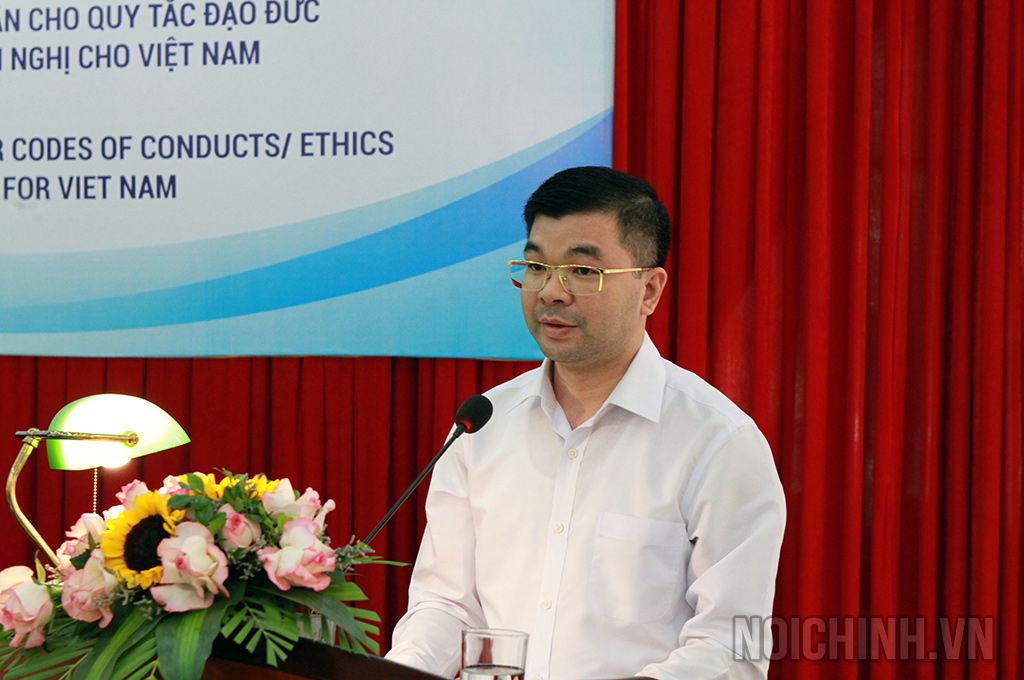 Đồng chí Nguyễn Chí Công - Vụ trưởng Vụ Pháp chế và quản lý khoa học Tòa án nhân dân tối cao tham luận tại Hội thảo