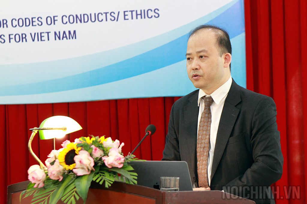 Luật sư Nguyễn Hưng Quang - Luật sư điều hành Văn phòng Luật sư NHQuang & Cộng sự trình bày báo cáo tóm tắt tại Hội thảo