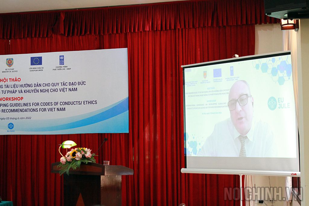 Ông Scott Peter Ciment - Nguyên cố vấn chính sách về pháp quyền và tiếp cận công lý - Chương trình Phát triển Liên hợp quốc tại Việt Nam tham luận trực tuyến tại Hội thả